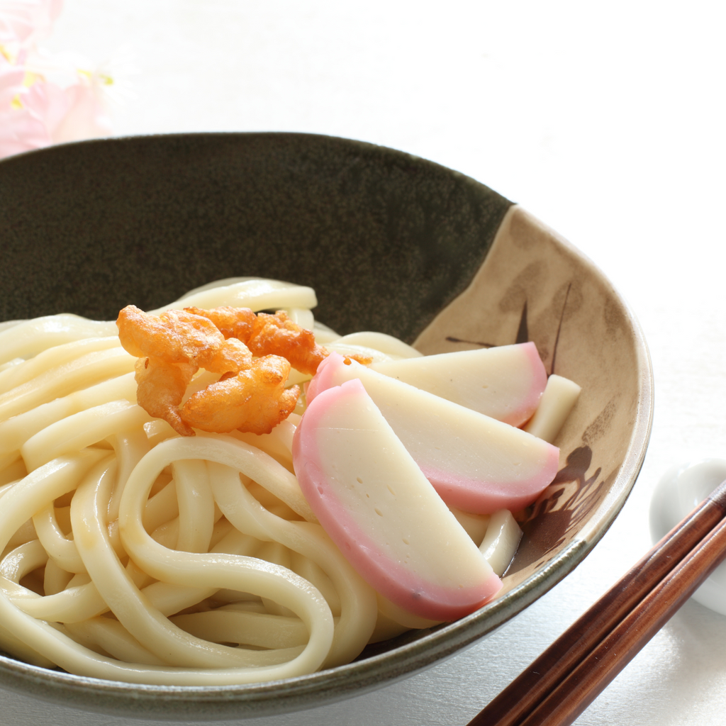 mì udon kamaboko