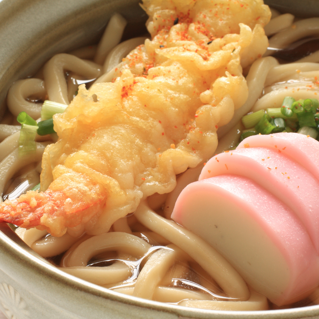 mì udon kamaboko